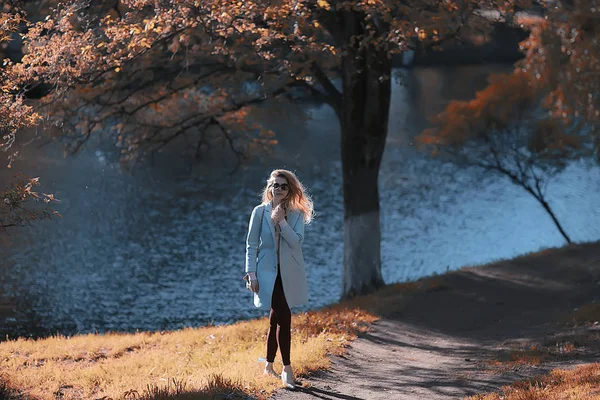 Bella Donna Rilassante Nel Parco Autunnale Alberi Gialli Ottobre — Foto Stock