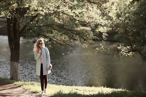 Bella Donna Bionda Che Indossa Cappotto Elegante Nel Parco — Foto Stock