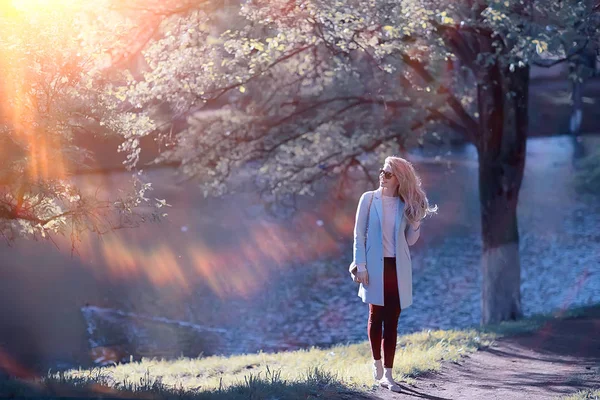 Schöne Frau Entspannt Sich Herbst Park Gelbe Bäume Oktober — Stockfoto