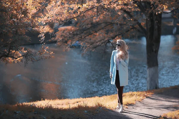 Красивая Женщина Позирует Возле Озера Осеннем Парке — стоковое фото
