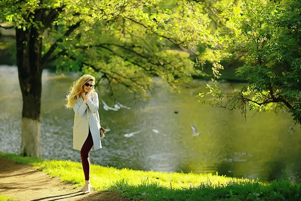 Schöne Frau Posiert Der Nähe Des Sees Herbstpark — Stockfoto