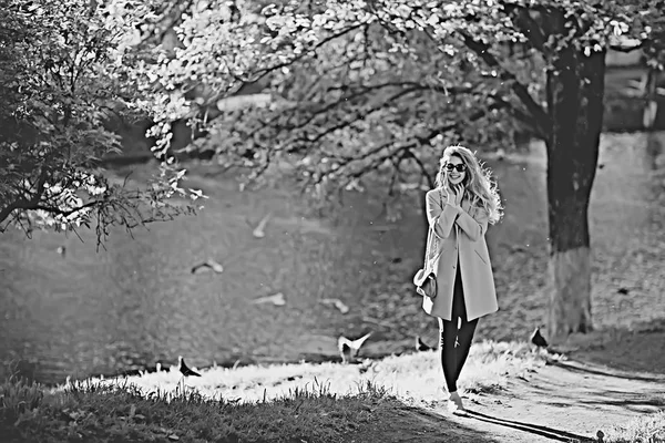 公園でスタイリッシュなコートを着ている金髪美人 — ストック写真