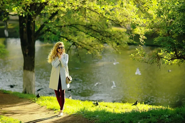 Hermosa Mujer Rubia Con Elegante Abrigo Azul Caminando Cerca Del — Foto de Stock