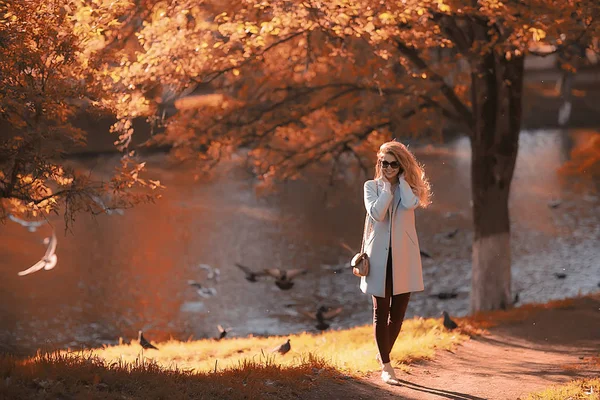 Krásná Žena Relaxační Podzimním Parku Žluté Stromy Říjen — Stock fotografie
