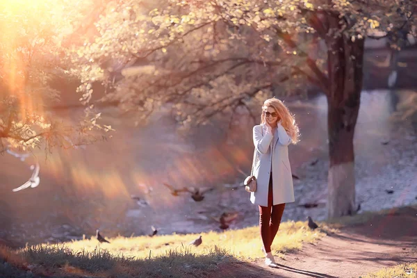 Bella Donna Rilassante Nel Parco Autunnale Alberi Gialli Ottobre — Foto Stock