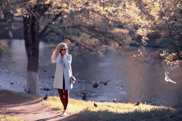 Красива Жінка Позує Біля Озера Осінньому Парку — стокове фото