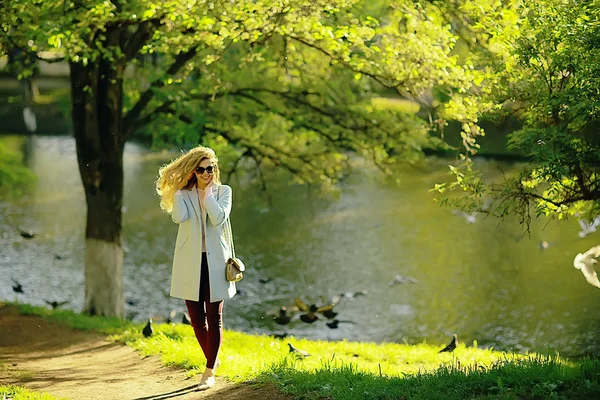 Krásná Blondýnka Stylovém Modrém Kabátě Procházky Blízkosti Jezera Parku — Stock fotografie