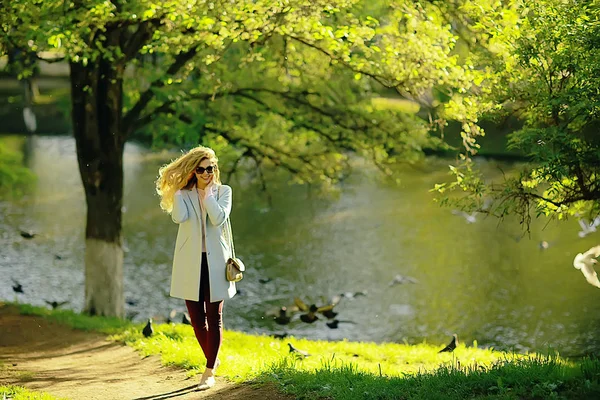 Vacker Blond Kvinna Bär Eleganta Blå Päls Promenader Nära Sjön — Stockfoto