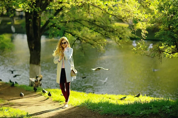 Bela Mulher Loira Vestindo Casaco Azul Elegante Andando Perto Lago — Fotografia de Stock