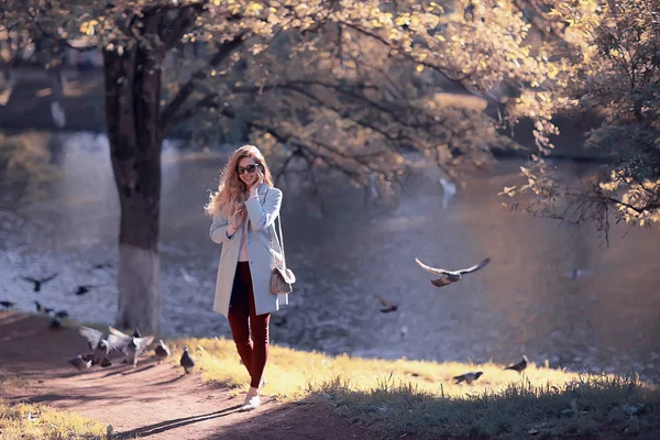 Beautiful Woman Posing Lake Autumn Park — Stock Photo, Image