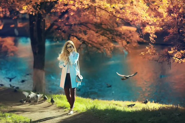 Красивая Женщина Отдыхает Осеннем Парке Желтые Деревья Октябрь — стоковое фото