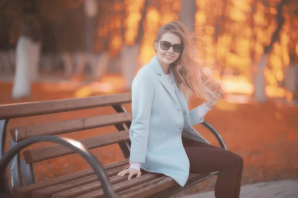 Hermosa Mujer Relajante Parque Otoño Árboles Amarillos Octubre — Foto de Stock