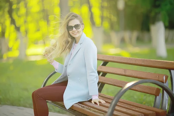 Bahar Parkta Şık Ceket Giyen Genç Mutlu Kadın Portresi — Stok fotoğraf