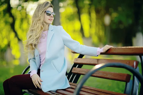 Portrait Beautiful Young Woman Wearing Sunglasses Spring Park — Stock Photo, Image