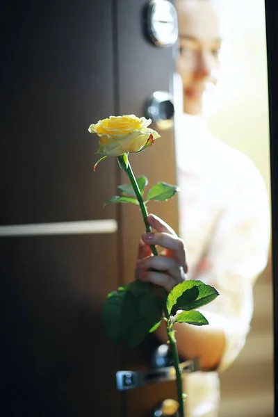 Mulher Com Buquê Flores Presente Para Uma Mulher Flores Primavera — Fotografia de Stock