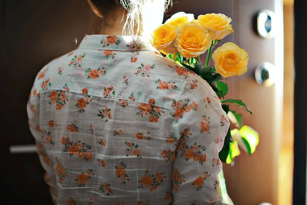 Mulher Com Buquê Flores Presente Para Uma Mulher Flores Primavera — Fotografia de Stock