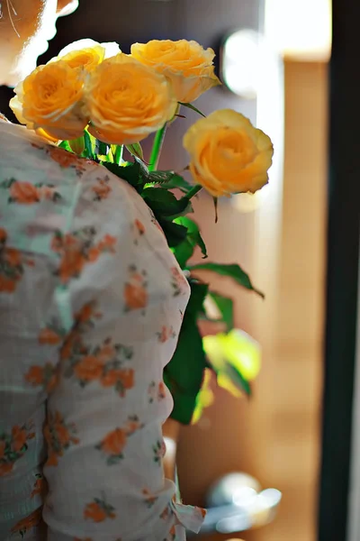 Женщина Букетом Цветов Подарок Женщине Весенние Цветы — стоковое фото
