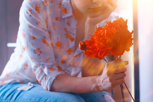 Женщина Букетом Цветов Подарок Женщине Весенние Цветы — стоковое фото