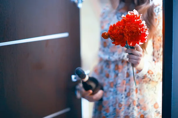 花花束的女人 给女人的礼物 春天的花朵 — 图库照片
