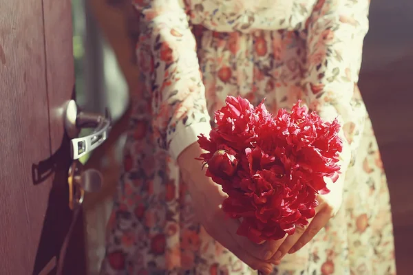 Femme Avec Bouquet Fleurs Cadeau Une Femme Fleurs Printemps — Photo