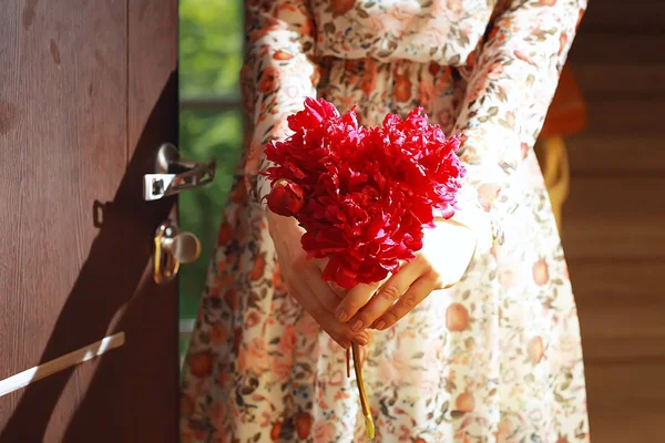 Mulher Com Buquê Flores Presente Para Uma Mulher Flores Primavera — Fotografia de Stock