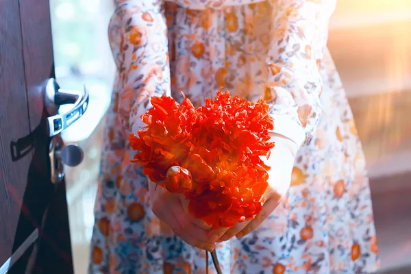 Frau Mit Blumenstrauß Geschenk Eine Frau Frühlingsblumen — Stockfoto