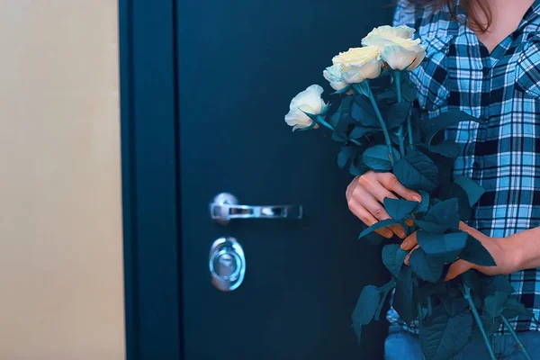 花花束的女人 给女人的礼物 春天的花朵 — 图库照片