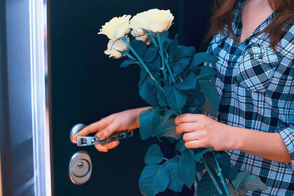 Vrouw Met Boeket Van Bloemen Cadeau Voor Een Vrouw Lentebloemen — Stockfoto