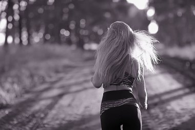 çekici kadın yaz ormanda çalışan. Genç atletik kadın açık koşu