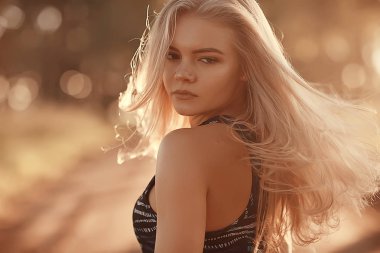 çekici kadın yaz ormanda çalışan. Genç atletik kadın açık koşu