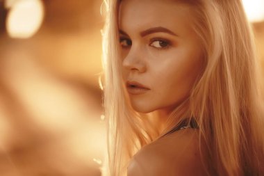 uzun sarı saçlı, portre çekici kadın 