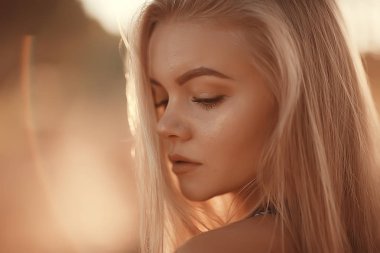 spor giyim yaz çim poz giyen güzel genç kadın