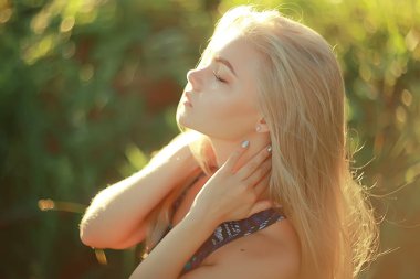 spor giyim yaz park, koşu ve spor kavram giyen güzel genç kadın 