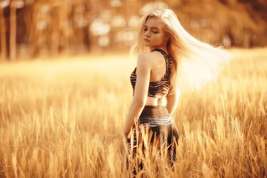 Sonbahar ormanında çalıştığı çekici kadın. Genç atletik kadın açık koşu