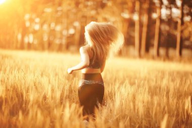 spor giyim yaz çim poz giyen güzel genç kadın