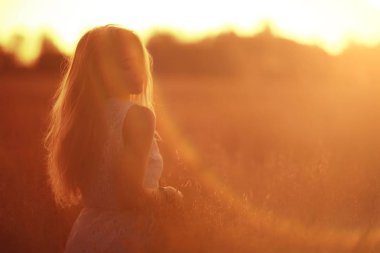 Yulaf sahasında, yaz tatili poz uzun saçlı Genç güzel kadın