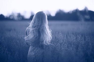 Yulaf sahasında, yaz tatili poz uzun saçlı Genç güzel kadın