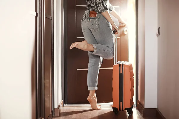 Woman Red Suitcase Leaves Room Concept Tourism Departure — Stock Photo, Image