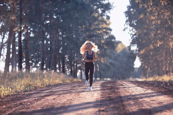 Çekici Kadın Yaz Ormanda Çalışan Genç Atletik Kadın Açık Koşu — Stok fotoğraf