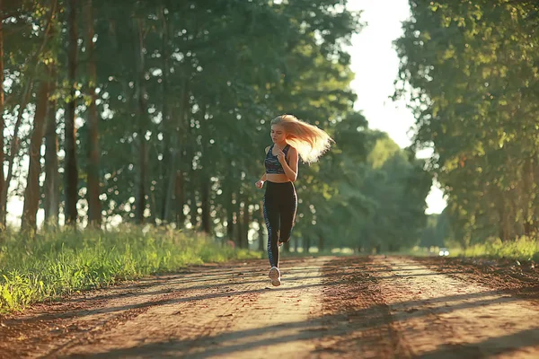 Mulher Atraente Correndo Floresta Verão Jovem Atlética Mulher Correndo Livre — Fotografia de Stock