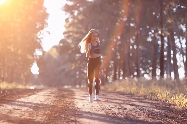 Приваблива Жінка Біжить Осінньому Лісі Молода Атлетична Жінка Біжить Відкритому — стокове фото