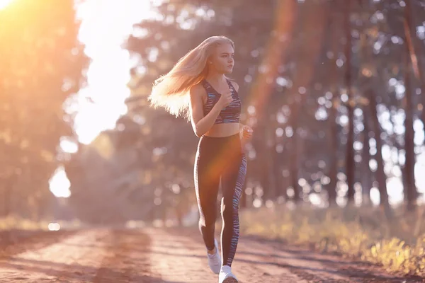 Atrakcyjna Kobieta Działa Las Lato Młoda Kobieta Lekkoatletycznego Jogging Odkryty — Zdjęcie stockowe