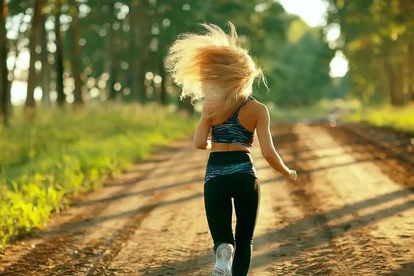 Jovem Atlética Mulher Jogging Livre Verão Natureza — Fotografia de Stock