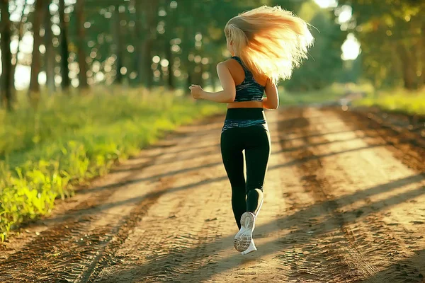 Atractiva Mujer Corriendo Bosque Verano Joven Atlética Mujer Corriendo Aire —  Fotos de Stock