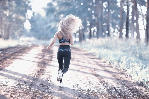 Donna Attraente Che Corre Nella Foresta Estiva Giovane Donna Atletica — Foto Stock