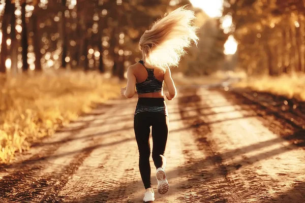 Молодая Спортсменка Бег Трусцой Открытом Воздухе Летняя Природа — стоковое фото