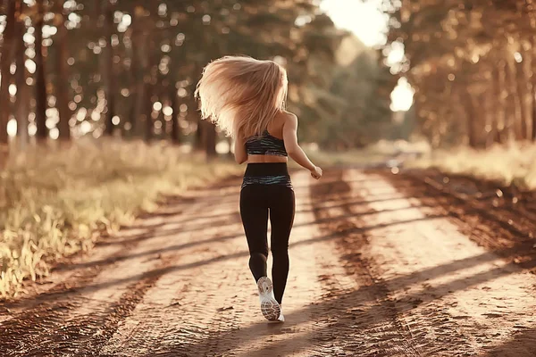 Привлекательная Женщина Бегает Летнем Лесу Молодая Спортсменка Бегает Свежем Воздухе — стоковое фото
