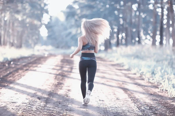 Молодая Красивая Женщина Длинными Волосами Позирует Овсяном Поле Летние Каникулы — стоковое фото