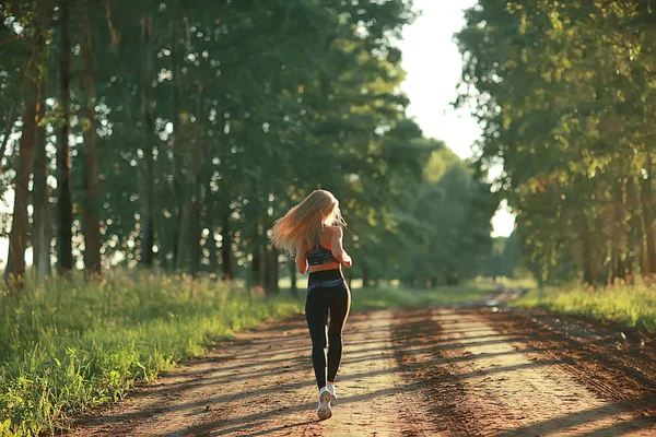 Mulher Atraente Correndo Floresta Verão Jovem Atlética Mulher Correndo Livre — Fotografia de Stock