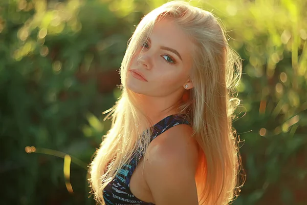 Mooie Jonge Vrouw Die Het Dragen Van Sportkleding Zomer Park — Stockfoto